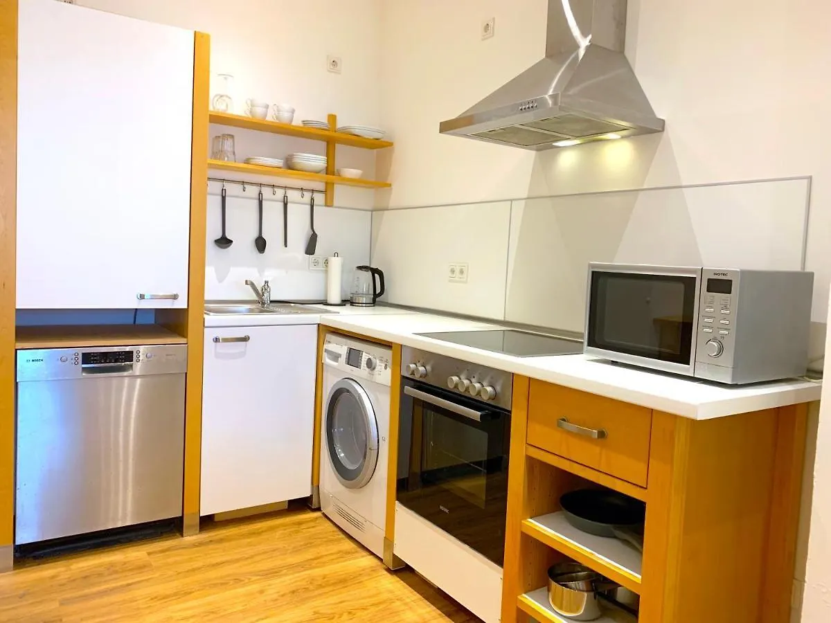 2 Schlafzimmer, Kueche, Bad Kolonia 0*,